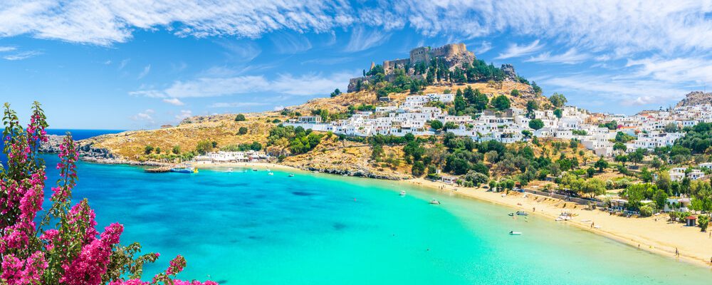 Paesaggio con spiaggia e castello nel villaggio di Lindos a Rodi, Grecia