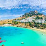 Paesaggio con spiaggia e castello nel villaggio di Lindos a Rodi, Grecia