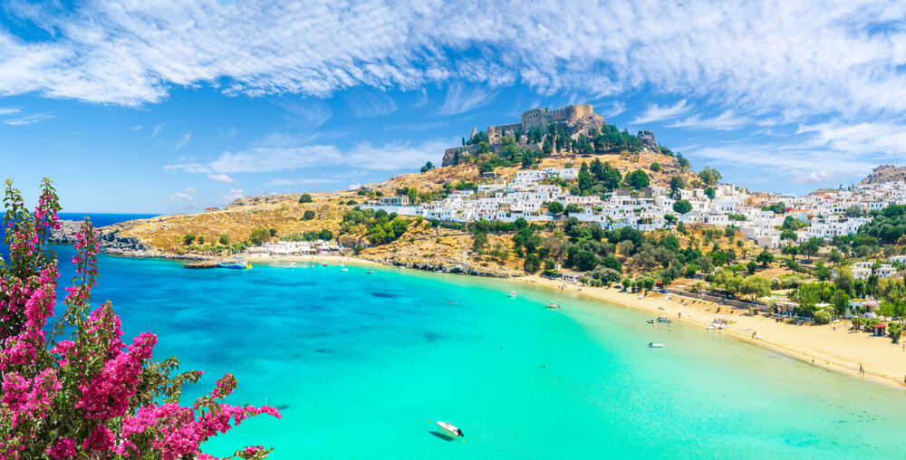 Paesaggio con spiaggia e castello nel villaggio di Lindos a Rodi, Grecia